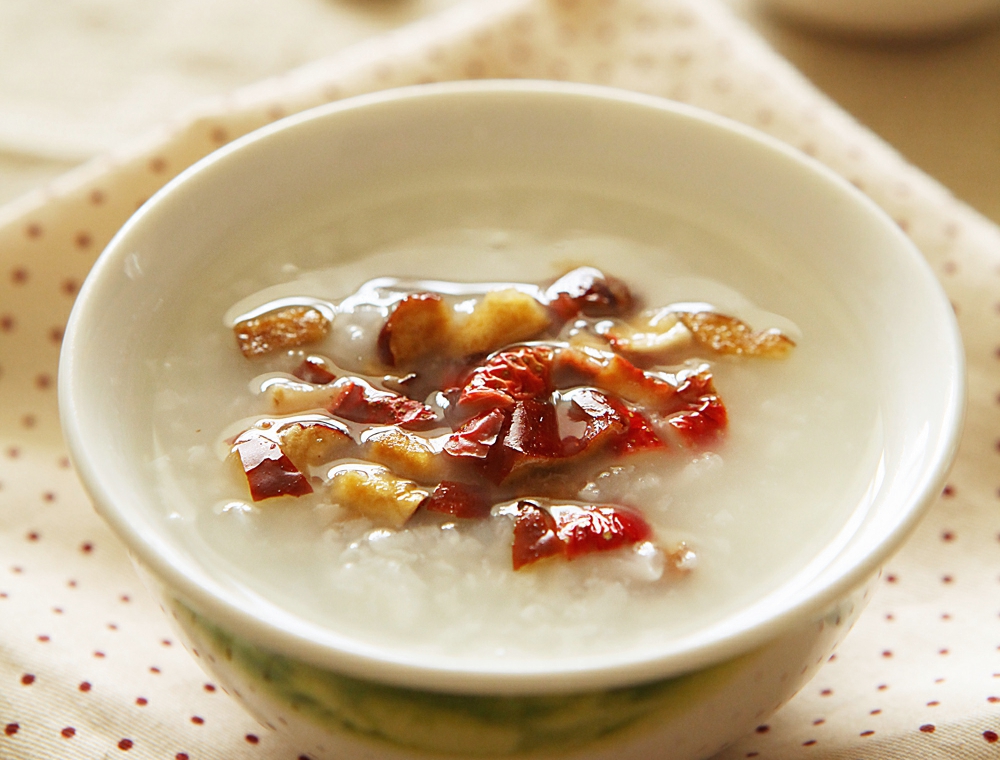 小贴士:山楂的量不可以过,否则脾胃虚弱的人容易反胃.此粥适合做早餐.