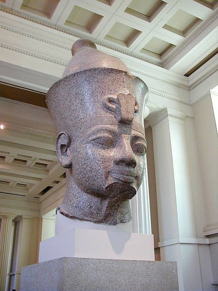 大英博物馆一楼 rosetta stone 旁边的阿蒙霍特普三世(amenhotep iii)